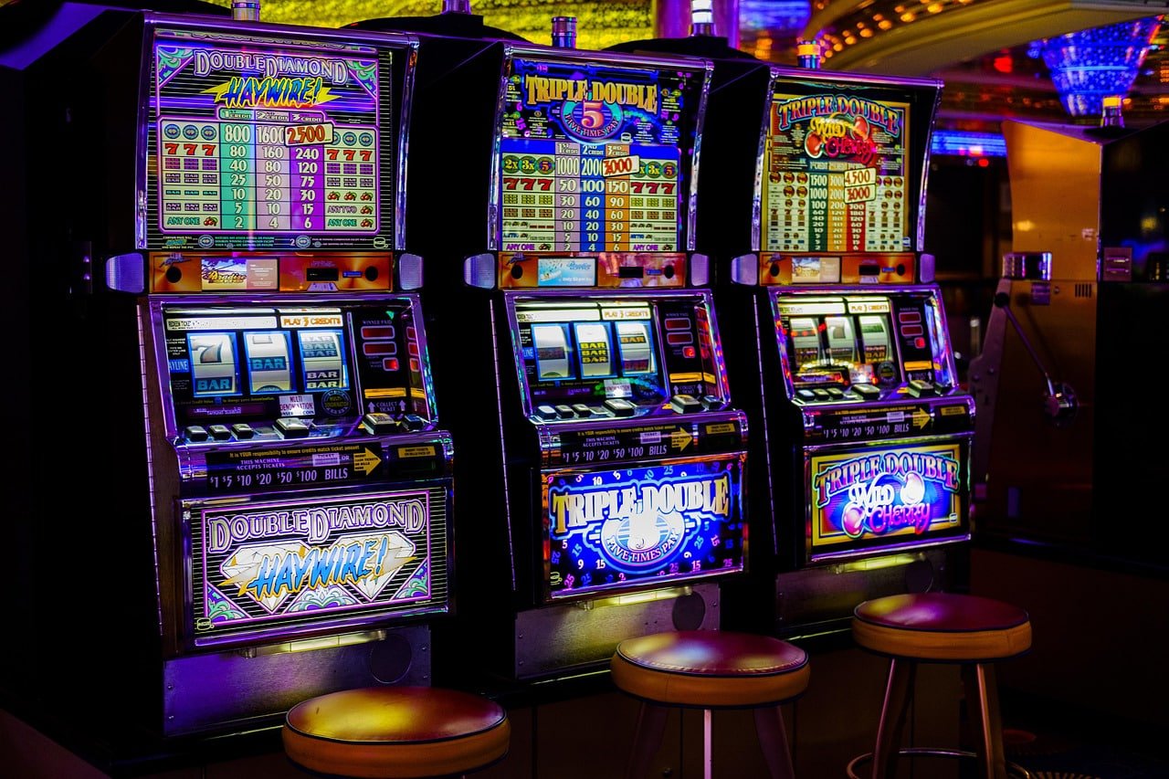 Detail permainan blackjack dengan dealer Spadegaming dan kartu yang terlihat jelas